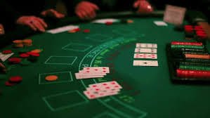 Antarmuka permainan Microgaming di platform 55five lottery menampilkan berbagai pilihan slot dan meja hidup